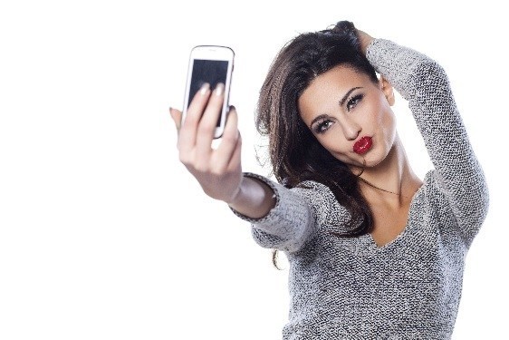 3 Ways Women Show Their Narcissism On Social Media