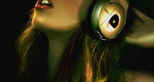 Why You Should Definitely Approach Hot Girls Wearing Headphones