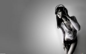 Why You Should Definitely Approach Hot Girls Wearing Headphones