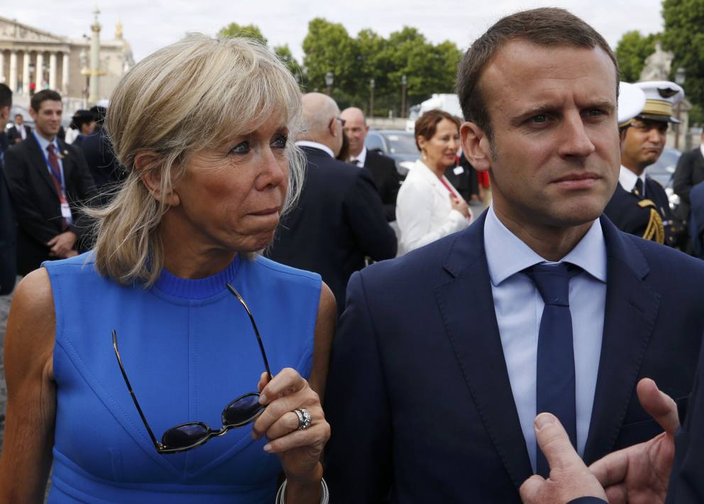 Le Favori De L’Élection Présidentielle Française, Cette Couille Molle Marié À Une Femme De 25 Ans Son Aînée