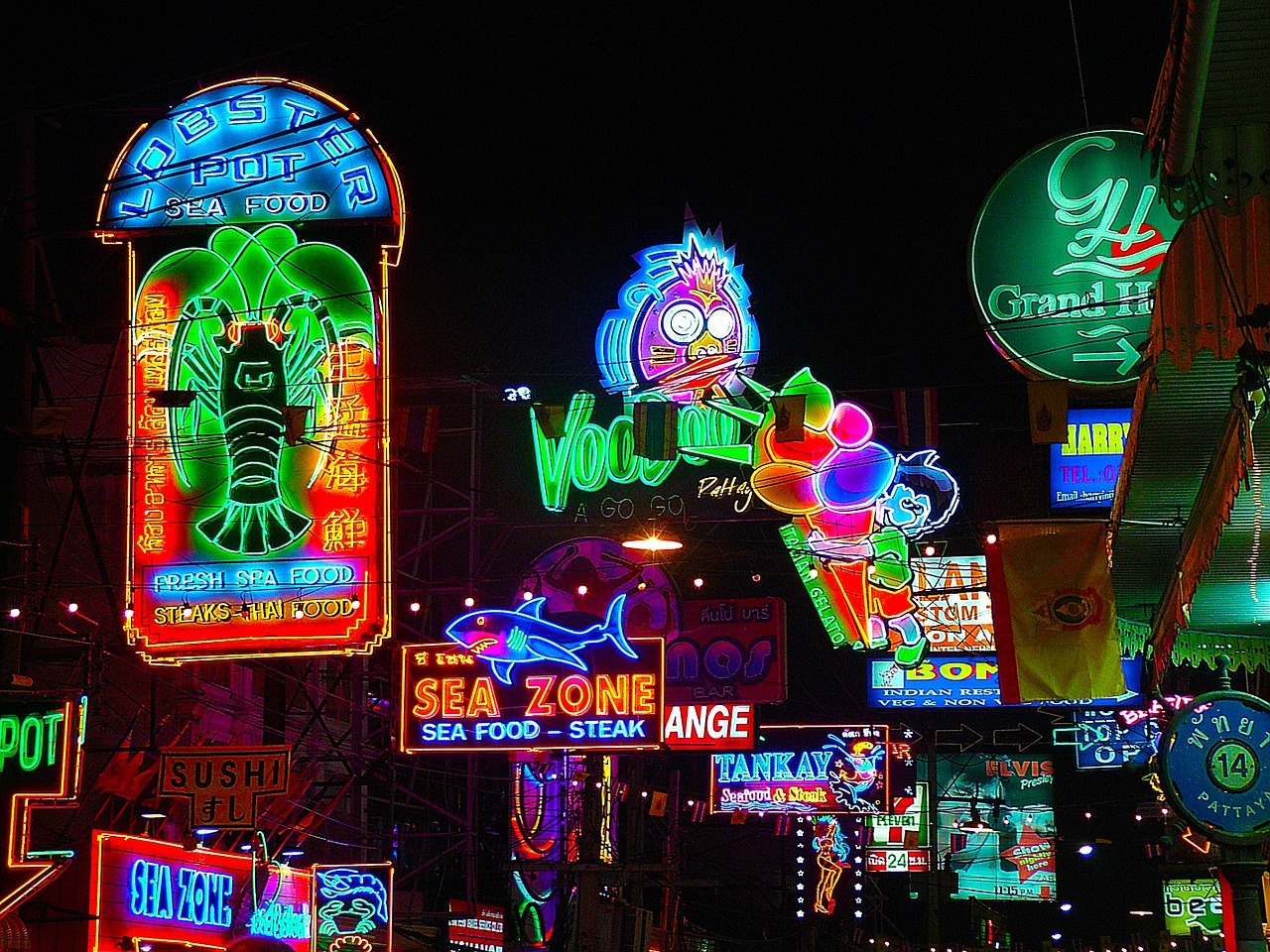 4 Situations You’ll See On “Walking Street” In Pattaya, Thailand