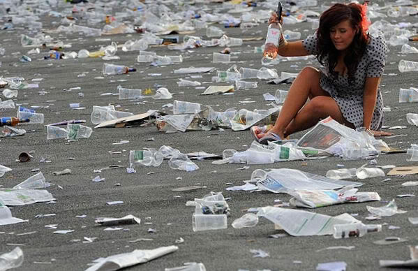 40 Images Of The Grand National’s “Ladies Day” That Show How Low Western Women Have Sunk