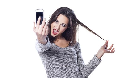 Psychologists State That Women Who Take Too Many Selfies Have “Selfitis” Mental Condition